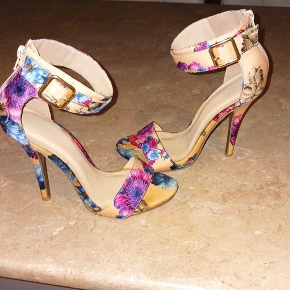 New Stunning Wild Diva Floral Stiletto Heels - Picture 1 of 13